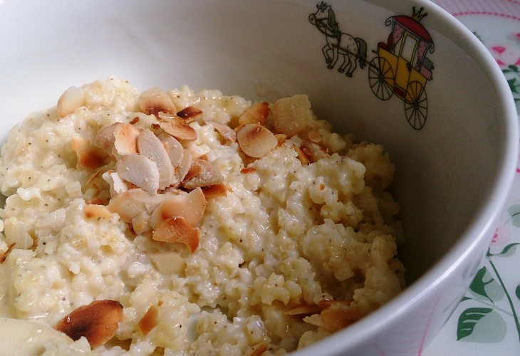 Kasza jaglana z prażonymi migdałami i miodem A B